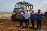 Menteri Perhubungan Budi Karya Sumadi (kedua kiri) berbincang dengan Direktur Utama PT Pertamina (Persero) Nicke Widyawati (kedua kanan), Direktur Megaproyek Pengolahan dan Petrokimia (MPP) Pertamina Ignatius Tallulembang (kanan) dan Wakil Bupati Tuban Noor Nahar Hussein (kiri) saat meninjau pelaksanaan pemulihan (restorasi) garis pantai proyek kilang minyak 