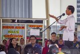 Presiden Joko Widodo berdialog dengan pelaku UMKM nasabah Mekaar binaan Permodalan Nasional Madani (PNM) di kawasan Bintang Fantasi, Subang, Jawa Barat, Jumat (29/11/2019). Presiden Joko Widodo menjelaskan ada sekitar 5,8 juta nasabah yang mengikuti program Mekaar binaan Permodalan Nasional Madani (PNM) dan hampir 99% adalah perempuan serta berpesan agar nasabah menjaga  kepercayaan dan mengunakan semua modal untuk membuka usaha. ANTARA JABAR/M Ibnu Chazar/agr