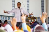 Presiden Joko Widodo berdialog dengan pelaku UMKM nasabah Mekaar binaan Permodalan Nasional Madani (PNM) di kawasan Bintang Fantasi, Subang, Jawa Barat, Jumat (29/11/2019). Presiden Joko Widodo menjelaskan ada sekitar 5,8 juta nasabah yang mengikuti program Mekaar binaan Permodalan Nasional Madani (PNM) dan hampir 99% adalah perempuan serta berpesan agar nasabah menjaga  kepercayaan dan mengunakan semua modal untuk membuka usaha. ANTARA JABAR/M Ibnu Chazar/agr