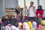 Presiden Joko Widodo berdialog dengan pelaku UMKM nasabah Mekaar binaan Permodalan Nasional Madani (PNM) di kawasan Bintang Fantasi, Subang, Jawa Barat, Jumat (29/11/2019). Presiden Joko Widodo menjelaskan ada sekitar 5,8 juta nasabah yang mengikuti program Mekaar binaan Permodalan Nasional Madani (PNM) dan hampir 99% adalah perempuan serta berpesan agar nasabah menjaga  kepercayaan dan mengunakan semua modal untuk membuka usaha. ANTARA JABAR/M Ibnu Chazar/agr