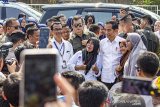 Presiden Joko Widodo berfoto dengan pelaku UMKM nasabah Mekaar binaan Permodalan Nasional Madani (PNM) di kawasan Bintang Fantasi, Subang, Jawa Barat, Jumat (29/11/2019). Presiden Joko Widodo menjelaskan ada sekitar 5,8 juta nasabah yang mengikuti program Mekaar binaan Permodalan Nasional Madani (PNM) dan hampir 99% adalah perempuan serta berpesan agar nasabah menjaga  kepercayaan dan mengunakan semua modal untuk membuka usaha. ANTARA FOTO/M Ibnu Chazar.ANTARA JABAR/M Ibnu Chazar/agr