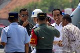 Presiden Joko Widodo (kedua kanan) saat tiba di Pelabuhan Patimban, Subang, Jawa Barat, Jumat (29/11/2019). Kunjungan Presiden Joko Widodo tersebut untuk meninjau progres proyek pembangunan pelabuhan Patimban tahap pertama yang ditargetkan selesai pada juni 2020 dan nantinya akan menjadi pelabuhan besar di tahun 2027. ANTARA JABAR/M Ibnu Chazar/agr