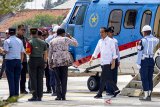 Presiden Joko Widodo (ketiga kanan) saat tiba di Pelabuhan Patimban, Subang, Jawa Barat, Jumat (29/11/2019). Kunjungan Presiden Joko Widodo tersebut untuk meninjau progres proyek pembangunan pelabuhan Patimban tahap pertama yang ditargetkan selesai pada juni 2020 dan nantinya akan menjadi pelabuhan besar di tahun 2027. ANTARA JABAR/M Ibnu Chazar/agr