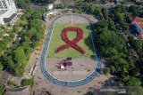 Ribuan peserta membentuk formasi pita merah saat pemecahan rekor muri di Lapangan Gasibu, Bandung, Jawa Barat, Sabtu (30/11/2019). Sebanyak 4.000 orang dari berbagai elemen masyarakat mencatatkan rekor formasi pita merah terbesar di Museum Rekor Indonesia (MURI) sebagai salah satu bentuk solidaritas bagi Orang Dengan HIV dan Aids (ODHA). ANTARA JABAR/Raisan Al Farisi/agr