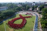 Ribuan peserta membentuk formasi pita merah saat pemecahan rekor muri di Lapangan Gasibu, Bandung, Jawa Barat, Sabtu (30/11/2019). Sebanyak 4.000 orang dari berbagai elemen masyarakat mencatatkan rekor formasi pita merah terbesar di Museum Rekor Indonesia (MURI) sebagai salah satu bentuk solidaritas bagi Orang Dengan HIV dan Aids (ODHA). ANTARA JABAR/Raisan Al Farisi/agr