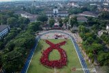 Ribuan peserta membentuk formasi pita merah saat pemecahan rekor muri di Lapangan Gasibu, Bandung, Jawa Barat, Sabtu (30/11/2019). Sebanyak 4.000 orang dari berbagai elemen masyarakat mencatatkan rekor formasi pita merah terbesar di Museum Rekor Indonesia (MURI) sebagai salah satu bentuk solidaritas bagi Orang Dengan HIV dan Aids (ODHA). ANTARA JABAR/Raisan Al Farisi/agr