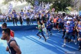 Wakil Gubernur Jawa Timur Emil Dardak (ketiga kiri) Direktur Utama Bank BRI Sunarso (tengah) memberangkat peserta lari yang bertajuk BRILian Run 2019 di lapangan Makodam V Brawijaya, Surabaya, Jawa Timur, Minggu (1/12/2019). PT Bank Rakyat Indonesia Tbk (BBRI) menggelar ajang kompetisi lari gratis tahunan di Indonesia yang diikuti oleh 10.000 pelari tersebut bertajuk BRILian Run dengan tema Running is Free Let Your Spirit Also Be. Antara Jatim/Umarul Faruq/zk