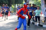 Peserta lari memakai kostum Spiderman saat mengikuti BRILian Run 2019 di lapangan Makodam V Brawijaya, Surabaya, Jawa Timur, Minggu (1/12/2019). PT Bank Rakyat Indonesia Tbk (BBRI) menggelar ajang kompetisi lari gratis tahunan di Indonesia yang diikuti oleh 10.000 pelari tersebut bertajuk BRILian Run dengan tema Running is Free Let Your Spirit Also Be. Antara Jatim/Umarul Faruq/zk