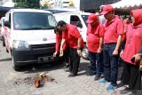  Head of Zone Jawa Timur Melinda Siauw (kiri) Kepala Dinas Perindustrian dan Perdagangan Jatim Drajat Irawan (kedua kiri) secara simbolis memecahkan kendi dalam acara Festival Sampoerna Retail Community (SRC) 2019 di Parkir timur delta plaza, Surabaya, Jawa Timur, Minggu (1/12/2019). Festival SRC bertujuan untuk membantu pelaku UKM dari segala lapisan masayarakat agar dapar mengambil peran dalam mewujudkan perekonomian yang baik serta meningkatkan daya saing dalam sektor retail sekaligus memperkenalkan ekosistem SRC kepada masyarakat. Antara Jatim/Umarul Faruq/zk