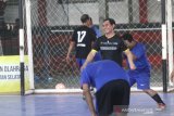 Pemain futsal Zainal Helmie dari Desk Wartawan DPRD Provinsi Kalsel berselebrasi usai cetak gol ke gawang futsal Desk Kabupaten Tanah Bumbu saat pertandingan penyisihan Turnamen Futsal Antar Desk Se-Kalsel di Borneo Indoor Futsal, Banjarmasin, Kalimantan Selatan, Minggu (1/12/2019). Persatuan Wartawan Indonesia (PWI) Kalsel mengadakan Turnamen Futsal yang mempertandingkan 12 Tim dari berbagai desk wartawan Se-Kalsel. Foto Antaranews Kalsel/Bayu Pratama S.