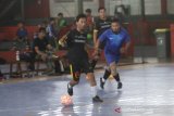 Pemain Futsal Arifin Noor dari Desk Wartawan DPRD Provinsi Kalsel menggiring bola saat pertandingan penyisihan Turnamen Futsal Antar Desk Se-Kalsel di Borneo Indoor Futsal, Banjarmasin, Kalimantan Selatan, Minggu (1/12/2019). Persatuan Wartawan Indonesia (PWI) Kalsel mengadakan Turnamen Futsal yang mempertandingkan 12 Tim dari berbagai desk wartawan Se-Kalsel. Foto Antaranews Kalsel/Bayu Pratama S.