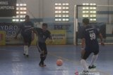 Pemain Futsal Kurnadi dari Desk Wartawan Kabupaten Tabalong mencoba melewati hadangan pemain Futsal Desk Ekonomi saat pertandingan penyisihan Turnamen Futsal Antar Desk Se-Kalsel di Borneo Indoor Futsal, Banjarmasin, Kalimantan Selatan, Minggu (1/12/2019). Persatuan Wartawan Indonesia (PWI) Kalsel mengadakan Turnamen Futsal yang mempertandingkan 12 Tim dari berbagai desk wartawan Se-Kalsel. Foto Antaranews Kalsel/Bayu Pratama S.