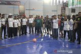 Gubernur Kalsel Sahbirin Noor menendang bola tanda di bukanya Turnamen Futsal Antar Desk Se-Kalsel di Borneo Indoor Futsal, Banjarmasin, Kalimantan Selatan, Minggu (1/12/2019). Persatuan Wartawan Indonesia (PWI) Kalsel mengadakan Turnamen Futsal yang mempertandingkan 12 Tim dari berbagai desk wartawan Se-Kalsel. Foto Antaranews Kalsel/Bayu Pratama S.