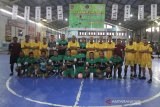 Foto bersama gubernur Kalsel Sahbirin Noor dengan tim futsal PWI Kalsel dan Adaro sebelum pertandingan exhibition Turnamen Futsal Antar Desk Se-Kalsel di Borneo Indoor Futsal, Banjarmasin, Kalimantan Selatan, Minggu (1/12/2019). Persatuan Wartawan Indonesia (PWI) Kalsel mengadakan Turnamen Futsal yang mempertandingkan 12 Tim dari berbagai desk wartawan Se-Kalsel. Foto Antaranews Kalsel/Bayu Pratama S.