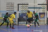 Gubernur Kalsel Sahbirin Noor mencoba melewati hadangan pemain futsal tim PWI dan Adaro saat pertandingan exhibition Turnamen Futsal Antar Desk Se-Kalsel di Borneo Indoor Futsal, Banjarmasin, Kalimantan Selatan, Minggu (1/12/2019). Foto Antaranews Kalsel/Bayu Pratama S.