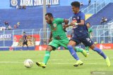 Pesepak bola Arema FC, Alvin Tuasalamony  (kanan) berusaha merebut bola dari pesepak bola Kalteng Putra, Lestaluhu (kiri) pertandingan Liga 1 di Stadion Kanjuruhan, Malang, Minggu (1/12/2019). Kalteng Putra menahan imbang Arema FC  dengan skor akhir 1-1. Antara Jatim/Ari Bowo Sucipt/zk.