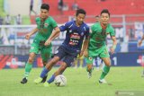 Pesepak bola Arema FC, Dedi Santosa (tengah) berusaha melewati dua pesepak bola Kalteng Putra, Dadang A (kanan) dan Matsunaga (kiri) dalam pertandingan  Liga 1 di Stadion Kanjuruhan, Malang, Minggu (1/12/2019). Kalteng Putra menahan imbang Arema FC dengan skor akhir 1-1. Antara Jatim/Ari Bowo Sucipto/zk.