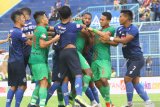 Pesepak bola Arema FC dan Kalteng Putra terlibat kericuhan dalam pertandingan  Liga 1 di Stadion Kanjuruhan, Malang, Minggu (1/12/2019). Dalam pertandingan tersebut Kalteng Putra menahan imbang Arema FC dengan skor akhir 1-1. Antara Jatim/Ari Bowo Sucipto/zk.