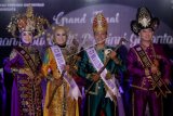 Pemenang Nou (putri) dan Uti (putra), Audia Paramata (kedua kiri) dan Ibnu Fajat Prasetyo (kedua kanan) berpose usai Grand Final Pemilihan Nou dan Uti Provinsi Gorontalo di Kota Gorontalo, Gorontalo, Sabtu (30/11/2019) dini hari. Nou dan Uti terpilih akan bertugas sebagai ujung tombak promosi pariwisata, budaya serta potensi daerah selama satu tahun ke depan. ANTARA FOTO/Adiwinata Solihin/wsj.