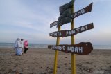 Pengunjung menikmati panorama wisata Pantai Jumiang di Desa Tanjung, Pamekasan, Jawa Timur, Minggu (1/12/2019). Destinasi wisata pantai tersebut, menjadi pilihan utama pengunjung untuk menikmati libur akhir pekan. Selain murah juga karena panoramanya yang indah. Antara Jatim/Saiful Bahri/zk.