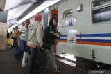 Penumpang menaiki kereta api Jayabaya jurusan Malang-Jakarta  di Stasiun Kotabaru, Malang, Jawa Timur, Senin (2/12/2019). PT KAI Daops 8 Surabaya menambah dua jadwal keberangkatan kereta api jurusan Malang-Jakarta untuk mengantisipasi lonjakan penumpang saat libur Natal dan Tahun Baru. Antara Jatim/Ari Bowo Sucipto/zk.