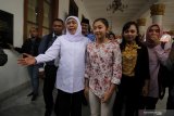 Gubernur Jawa Timur Khofifah Indar Parawansa (ketiga kiri) berjalan mendampingi atlet senam Shalfa Avrila Sania (ketiga kanan) usai menggelar pertemuan di Gedung Negara Grahadi, Surabaya, Jawa Timur, Senin (2/12/2019). Pertemuan tersebut untuk membahas pemulihan psikologi dan keberlanjutan pendidikan Shalfa Avrila Sania usai dipulangkan dan gagal mengikuti SEA Games 2019. Antara Jatim/Moch Asim/zk.