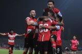 Pesepak bola Madura United (MU) melakukan selebrasi usai mencetak gol ke gawang Persebaya dalam laga Shopee Liga 1 di Stadion Gelora Bangkalan (SGB) Bangkalan, Jawa Timur, Senin (2/12/2019). MU dikalahkan persebaya dengan skor 2-3. Antara Jatim/Saiful Bahri/zk.