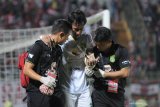 Pesepak bola Persebaya Hansamu Yama Pranata (tengah) dipapah keluar lapangan ketika mengalami cedera saat melawan Madura United dalam laga Shopee Liga 1 di Stadion Gelora Bangkalan (SGB) Bangkalan, Jawa Timur, Senin (2/12/2019). MU dikalahkan persebaya dengan skor 2-3. Antara Jatim/Saiful Bahri/zk.