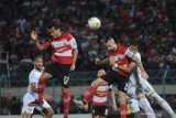 Pesepak bola Madura United (MU) Aleksandar Rakic (ke dua kiri) berebut bola dengan pesepak bola Persebaya Hansamu Yama Pranata (kanan) dalam laga Shopee Liga 1 di Stadion Gelora Bangkalan (SGB) Bangkalan, Jawa Timur, Senin (2/12/2019). MU dikalahkan persebaya dengan skor 2-3. Antara Jatim/Saiful Bahri//zk.