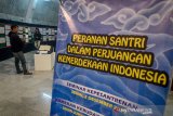 Pengunjung mengamati pameran sejarah perjuangan santri di Bandung, Jawa Barat, Senin (2/12/2019). Pameran yang bertajuk 