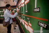 Pengunjung mengamati pameran sejarah perjuangan santri di Bandung, Jawa Barat, Senin (2/12/2019). Pameran yang bertajuk 