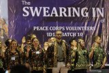 Sejumlah sukarelawan mengucapkan sumpah saat pelantikan sukarelawan Peace Corps di kampus IAIN Kediri, Kota Kediri, Jawa Timur, Senin (2/12/2019). Sebanyak 68 relawan Peace Corps yang berasal dari 30 negara bagian Amerika Serikat akan ditempatkan ke sekolah-sekolah negeri dan madrasah di Jawa Timur, Jawa Barat, dan Nusa Tenggara Timur untuk mengajar bahasa Inggris selama 24 bulan. Antara Jatim/Prasetia Fauzani/zk.