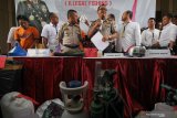 Polisi menunjukkan barang bukti dan tersangka saat ungkap kasus perdagangan benih Lobster ilegal di Polda Jawa Timur, Surabaya, Jawa Timur, Senin (2/12/2019). Unit IV Subdit IV Tipidter Ditreskrimsus Polda Jawa Timur menangkap DPK, AHP dan NW atas kasus dugaan menyelundupkan benih Lobster yang rencananya akan dijual ke luar negeri. Sejumlah barang bukti diamankan dalam kasus tersebut salah satu diantaranya 7.300 ekor benih lobster jenis Pasir dan 2.978 ekor benih lobster jenis Mutiara. Antara Jatim/Didik/Zk