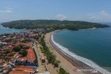 Foto udara wisata Pantai Barat di Kabupaten Pangandaran, Jawa Barat, Sabtu (30/11/2019). Pemprov Jabar merevitalisasi kawasan objek wisata  Pantai Barat dan Pantai Timur merujuk pada standar indikator Global Sustainable Tourism Council (GSTC) dengan menelan anggaran sebesar Rp37,3 miliar. ANTARA JABAR/Adeng Bustomi/agr