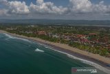 Foto udara wisata Pantai Barat di Kabupaten Pangandaran, Jawa Barat, Sabtu (30/11/2019). Pemprov Jabar merevitalisasi kawasan objek wisata  Pantai Barat dan Pantai Timur merujuk pada standar indikator Global Sustainable Tourism Council (GSTC) dengan menelan anggaran sebesar Rp37,3 miliar. ANTARA JABAR/Adeng Bustomi/agr