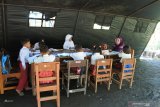 Siswa SDN Jamintoro 3 belajar di ruang kelas berupa tenda di Desa Jamintoro, Sumberbaru, Jember, Jawa Timur, Senin (2/12/2019). Sejumlah siswa terpaksa belajar di tenda bantuan Polres Jember karena atap rapuh dan rawan ambruk, namun belum mendapatkan bantuan program perbaikan sekolah hingga Desember tahun 2019.  Antara Jatim/Seno/zk.