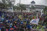 Massa yang tergabung dalam Aliansi Sarikat Pekerja Buruh  Jawa Barat melakukan aksi unjuk rasa di depan Gedung Sate, Bandung, Jawa Barat, Senin (2/11/2019). Aksi tersebut mendesak untuk mencabut salah satu poin Surat Keputusan Gubernur terkait ketetapan UMK Jawa Barat tahun 2020 yang dianggap masih menguntungkan pihak perusahaan dan merugikan peker atau buruh. ANTARA JABAR/Novrian Arbi/agr