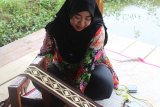 Kreasi kaos bermotif tapis kekinian produk UMKM Lampung