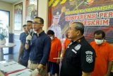 Polres tangkap perempuan pembobol dan pencuri emas puluhan gram