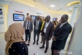 Anggota delegasi Negara Senegal menerima penjelasan dari petugas terkait produksi vaksin saat melakukan kiunjungan di Gedung Biofarma di Bandung, Jawa Barat, Selasa (3/12/2019). Kunjungan tersebut dilakukan dalam rangka program kerjasama Senegal dan Indonesia melalui Institute Pasteur de Pakar untuk mengetahui bioteknologi dari Indonesia. ANTARA JABAR/Raisan Al Farisi/agr