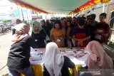 Sejumlah peserta melakukan registrasi pendaftaran untuk mengikuti seleksi Audisi Liga Dangdut Indonesia (LIDA) 2020 untuk wilayah Kalimantan Barat di Mall Ramayana Pontianak, Kalimantan Barat, Minggu (1/12/2019). General Manager Production Indosiar dan SCTV Allan Dilyanto menyatakan untuk di wilayah Kalbar terdapat 401 peserta dari sejumlah daerah di Kalbar yang mengikuti audisi LIDA 2020, yang merupakan kompetisi dangdut terbesar di Indonesia tersebut dan nantinya akan dipilih dua peserta terbaik dari tiap provinsi di Indonesia untuk berlaga di Show LIDA 2020 di Jakarta. ANTARA KALBAR/Jessica Helena Wuysang