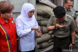 Menteri Pertanian Syahrul Yasin Limpo (kanan) Gubernur Jawa Timur Khofifah Indar Parawansa (kedua kiri) mencium biji kopi saat melepas ekspor komoditas pertanian di depo jangkar, Pelabuhan Tanjung Perak, Surabaya, Jawa Timur, Senin (2/12/2019). Kementerian Pertanian (Kementan) melalui Badan Karantina Pertanian (Barantan) mengirim komoditas pertanian berupa cengkeh, biji kopi robusta, pupuk organik, sarang burung wallet, susu, kayu manis, jamur beku dan minyak goreng dengan dengan total senilai Rp805,79 miliar ke Brazil, Italia, Singapura, Thailand dan sejumlah negara lainnya. Antara Jatim/Umarul Faruq/zk