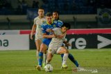 Pesepakbola Persib Bandung Nick Kuipers  (kiri) berebut bola dengan pesepakbola Persela Lamongan Kei Hirose (kanan) saat menjalani laga lanjutan Liga 1 di Stadion Si Jalak Harupat, Kabupaten, Bandung, Jawa Barat, Selasa (3/12/2019). Pertandingan tersebut dimenangkang oleh tim tamu Persela Lamongan dengan dengan skor 0-2. ANTARA JABAR/Raisan Al Farisi/agr