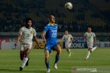 Pesepakbola Persib Bandung Kevin Kippersluis (kanan) berebut bola dengan pesepakbola Persela Lamongan Zaenuri (kiri) saat menjalani laga lanjutan Liga 1 di Stadion Si Jalak Harupat, Kabupaten, Bandung, Jawa Barat, Selasa (3/12/2019). Pada babak pertama, Persib Bandung kalah dengan skor 0-1. ANTARA JABAR/Raisan Al Farisi/agr