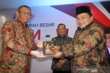 Gubernur Kalimantan Barat Sutarmidji (kiri) didampingi Kapolda Kalbar Irjen Pol Didi Haryono (tengah) saat menerima cinderamata berupa buku budaya Madura dari Ketua Umum Ikatan Keluarga Besar Madura (IKBM) Kalbar sekaligus anggota Dewan Perwakilan Daerah Sukiryanto (kanan) saat pembukaan Musyawarah Besar IKBM VI di Pontianak, Kalbar, Sabtu (30/11/2019). Pada kesempatan tersebut Sutarmidji  meminta IKBM Kalbar untuk turut berperan aktif dalam menyukseskan program pemerintah di bidang pendidikan di wilayah Kalimantan Barat. ANTARA FOTO/Jessica Helena Wuysang