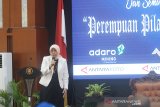 Bupati Kabupaten Barito Kuala Normiliyani menyampaikan materi seminar saat acara Penghargaan Perempuan Hebat Kalsel dan Seminar 