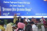 Kepala Dinas Pengendalian penduduk dan Keluarga Berencana Daerah(DPPKBD) Kabupaten Hulu Sungai Utara (HSU) Anisah Rasyidah Wahid menyampaikan materi seminar saat acara Penghargaan Perempuan Hebat Kalsel dan Seminar 