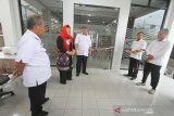 Direktur Keuangan, MSDM dan Umum Perum LKBN Antara Nina Kurnia Dewi (dua kiri) didampingi Kepala Perum LKBN Antara Biro Kalsel Nurul Aulia Badar (tiga kiri) memberikan sambutan saat peresmian ruangan baru kantor Perum LKBN Antara Biro Kalsel di Banjarmasin, Kalimantan Selatan, Rabu (4/12/2019).Foto Antaranews Kalsel/Bayu Pratama S.