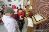 Direktur Keuangan, MSDM dan Umum Perum LKBN Antara Nina Kurnia Dewi (dua kiri) didampingi Kepala Perum LKBN Antara Biro Kalsel Nurul Aulia Badar (kiri) meninjau ruangan baru kantor Perum LKBN Antara Biro Kalsel di Banjarmasin, Kalimantan Selatan, Rabu (4/12/2019).Foto Antaranews Kalsel/Bayu Pratama S.