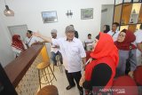 Direktur Keuangan, MSDM dan Umum Perum LKBN Antara Nina Kurnia Dewi (kanan) didampingi Kepala Perum LKBN Antara Biro Kalsel Nurul Aulia Badar (dua kiri) meninjau ruangan baru kantor Perum LKBN Antara Biro Kalsel di Banjarmasin, Kalimantan Selatan, Rabu (4/12/2019).Foto Antaranews Kalsel/Bayu Pratama S.